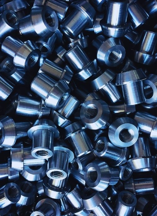 Pulido, niquelado y cromado sobre piezas de latón y zamak